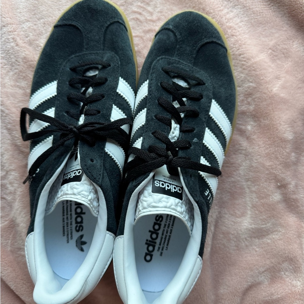 Adidas Black and White Sneakers Iconic Design - Picture 4 of 9